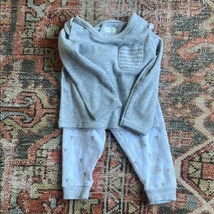 Mud Pie Gray Top and White Patterned Leggings